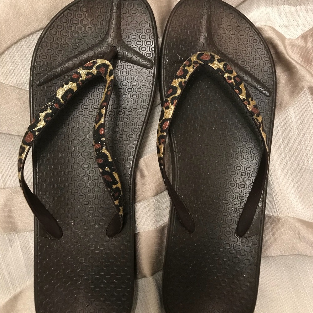Size 11 women’s leopard sandals